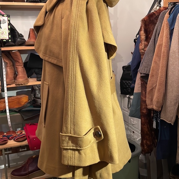 Limited collection wool coat with a symmetrical collar and hood - Picture 6 of 9